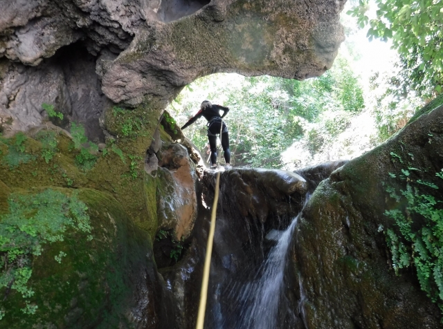 Cascada entre rocas en Zarzalones